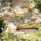 Il grande mensolone che notiamo in alto rappresenta la principale criticit� del sito: l'acqua continua a dissolvere la roccia alla base e il peso sovrastante, privato del giusto sostegno, � destinato a venire gi� per gravit�


